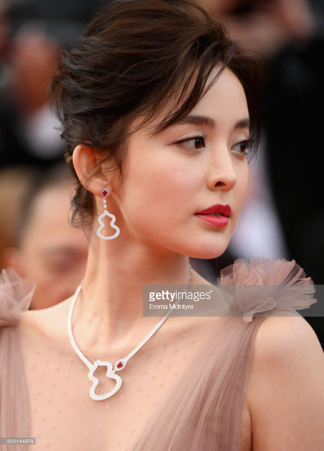 Cannes 2018: Vắng bóng Phạm Băng Băng, mỹ nhân Tân Cương được cư dân mạng khen ngợi hết lời Cannes 2018: Vắng bóng Phạm Băng Băng, mỹ nhân Tân Cương được cư dân mạng khen ngợi hết lời